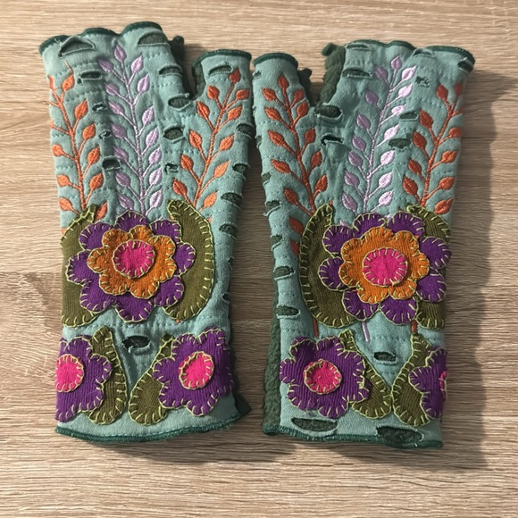 Embroidered Green Fingerless Gloves - Picture 3 of 7